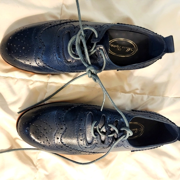 Mona flying Shoes - Picture 1 of 8